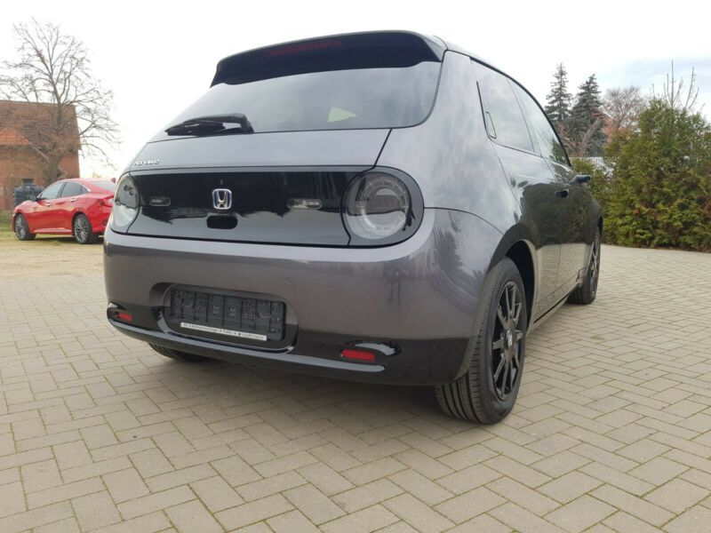 Hyundai Entourage • 2020 • 20,500 km 3