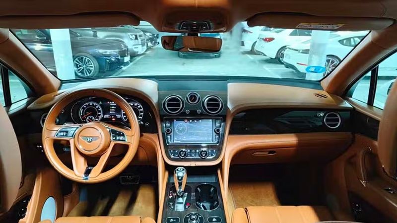Bentley Bentayga • 2020 • 101,389 km 6