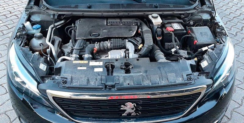 Peugeot 308 • 2018 • 59,999 km 2