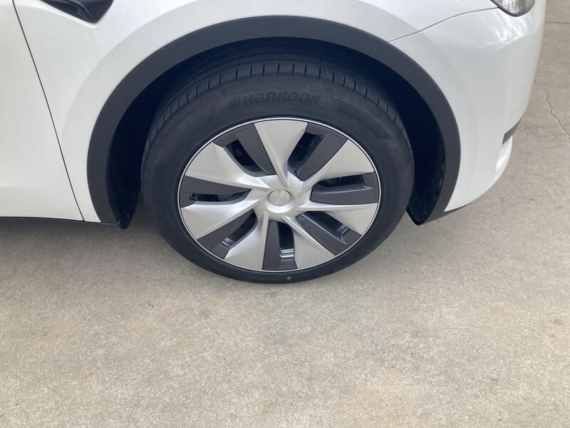 Tesla Model Y • 2024 • 2,458 km 12