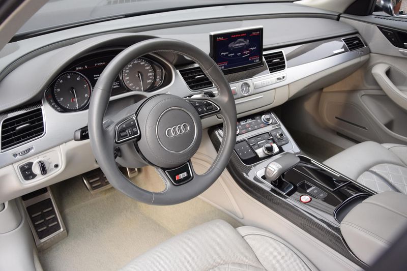 Audi S8 • 2013 • 162,000 km 8