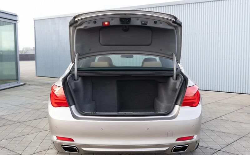 BMW 7 Series • 2009 • 182,000 km 10