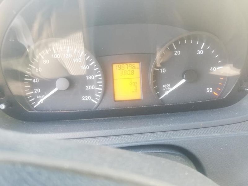 Mercedes-Benz 210 Van • 2011 • 198,000 km 7