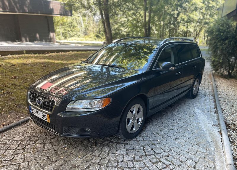 Volvo V70 • 2010 • 301,000 km 1