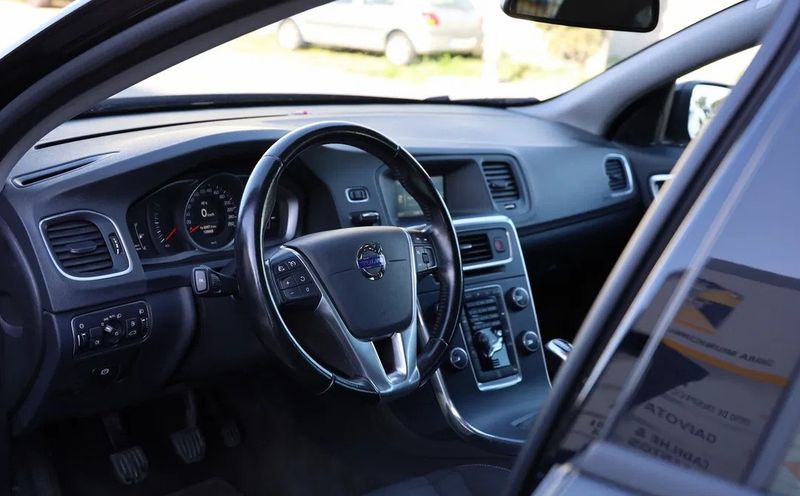 Volvo V60 • 2015 • 129,100 km 2