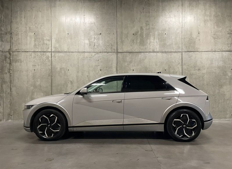 Hyundai Ioniq Electric • 2022 • 38,500 km 13