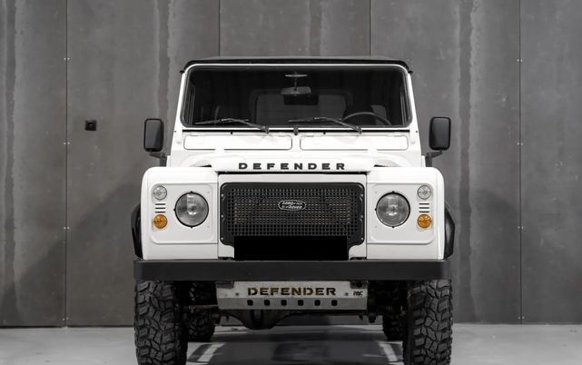 Land Rover Defender • 2000 • 130,000 km 1