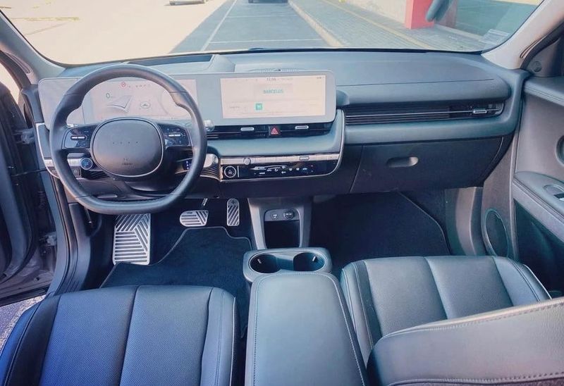 Hyundai Ioniq Electric • 2018 • 76,000 km 5