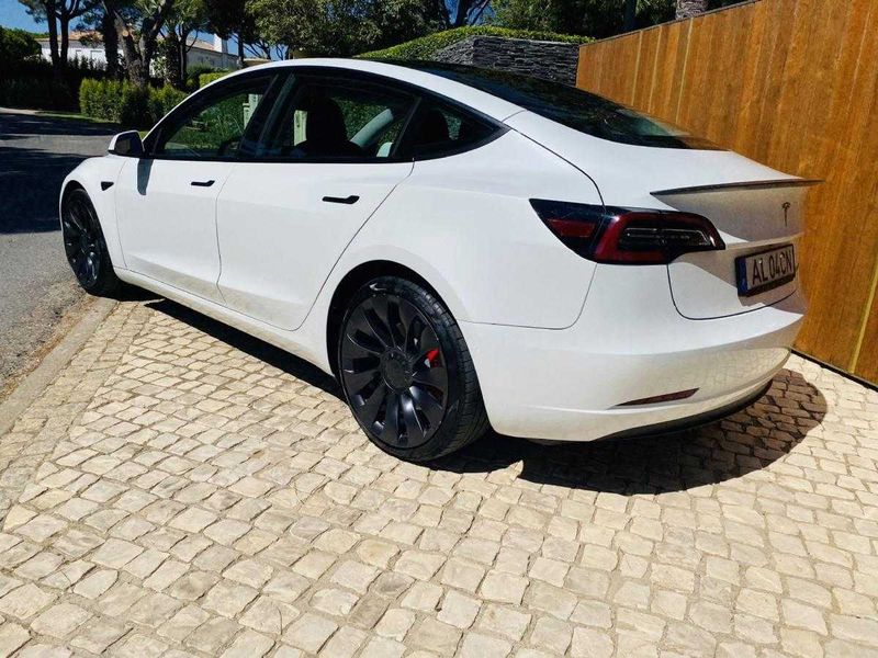 Tesla Model 3 • 2021 • 7,000 km 2