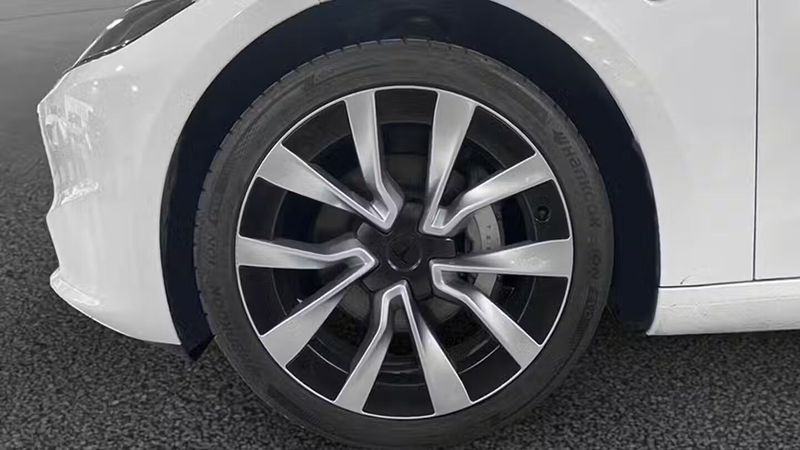 Tesla Model 3 • 2024 • 2,750 km 31