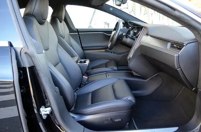 Tesla Model S • 2019 • 108,000 km 4