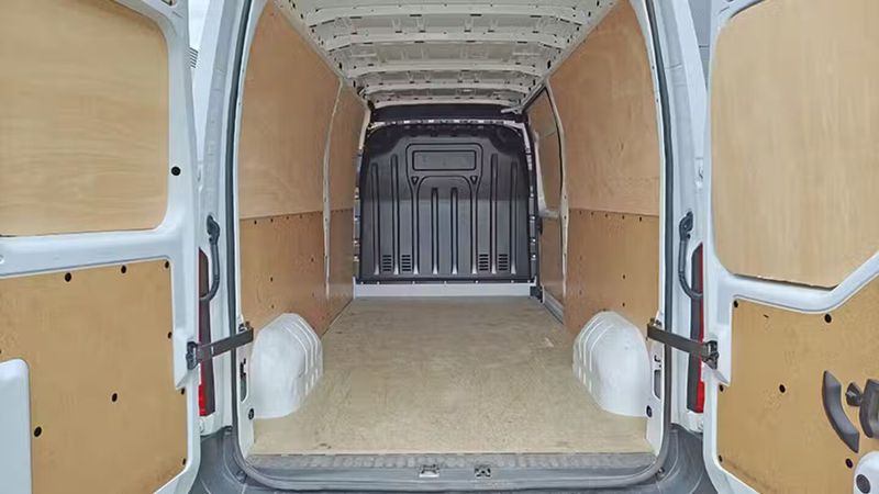 Renault Master • 2024 • 20,858 km 7