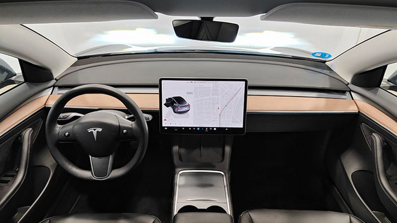 Tesla Model 3 • 2023 • 26,548 km 7