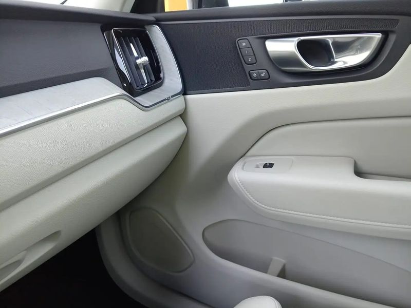 Volvo XC60 • 2023 • 5,500 km 2