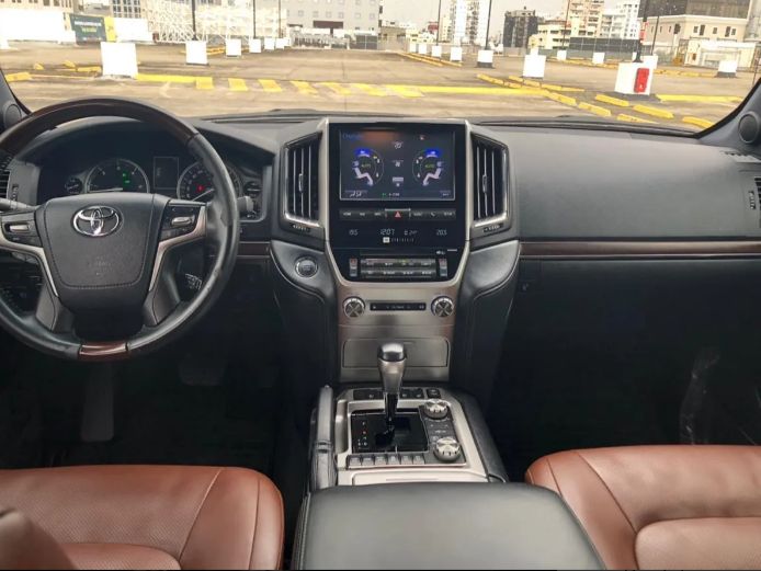 Toyota Land Cruiser • 2018 • 85,000 km 9