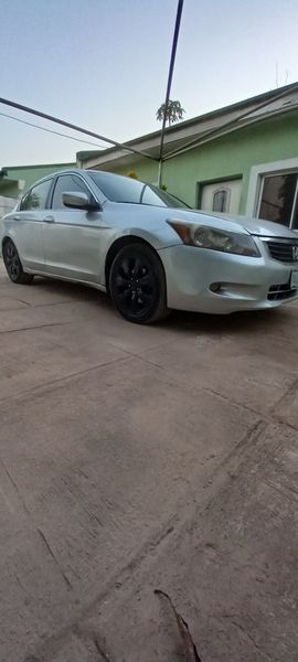 Honda Accord • 2010 • 251,000 km 5
