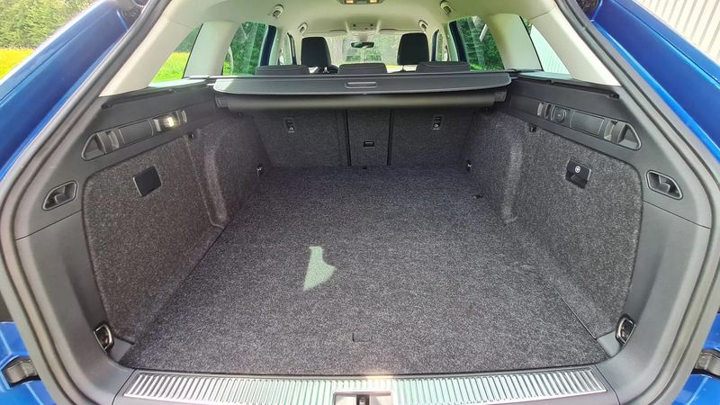 Škoda Superb • 2020 • 83,445 km 9