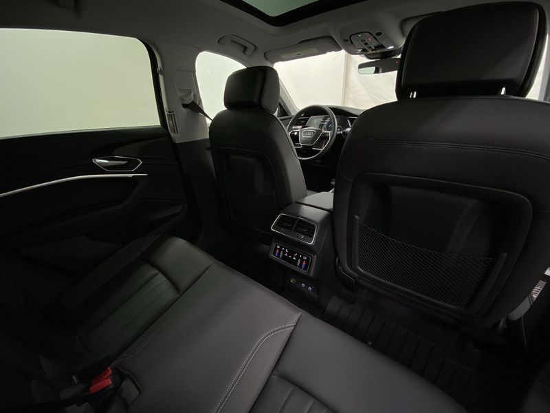 Audi e-tron • 2021 • 1,287 km 9