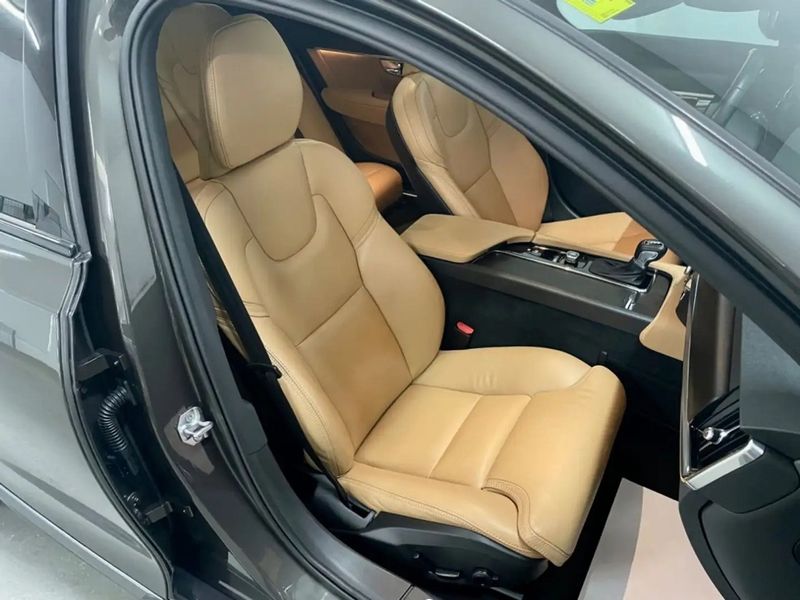 Volvo V90 • 2020 • 85,000 km 5