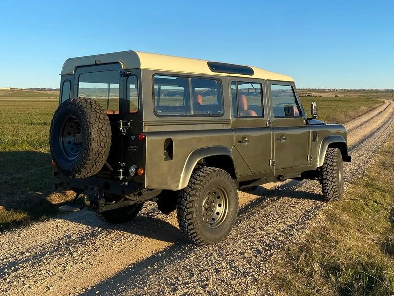 Land Rover Defender • 2001 • 184,000 km 4