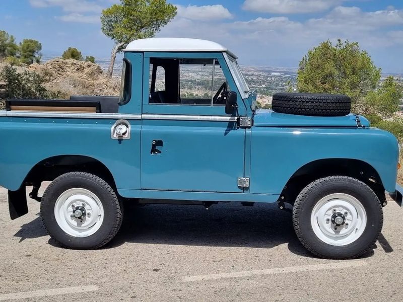 Land Rover LR3 • 1976 • 65,800 km 2