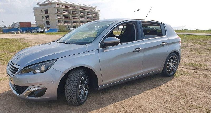 Peugeot 308 • 2017 • 62,000 km 2