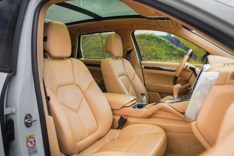 Porsche Cayenne • 2013 • 67,000 km 12