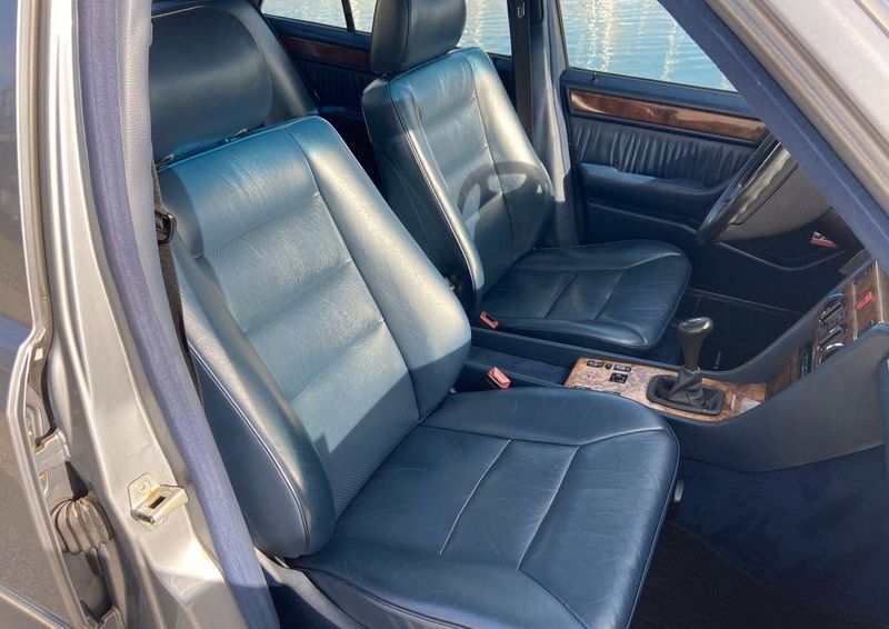 Mercedes-Benz E • 1990 • 170,000 km 9