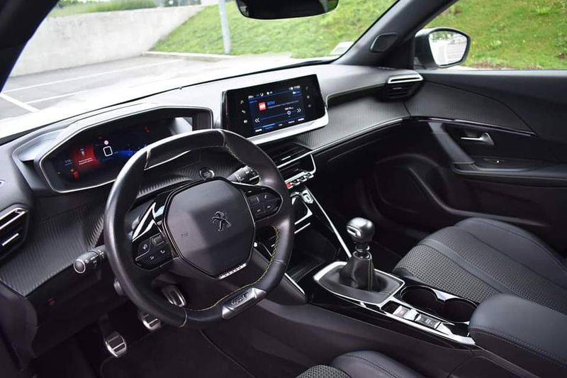 Peugeot 2008 • 2020 • 67,000 km 3