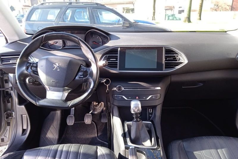 Peugeot 308 • 2014 • 205,000 km 2