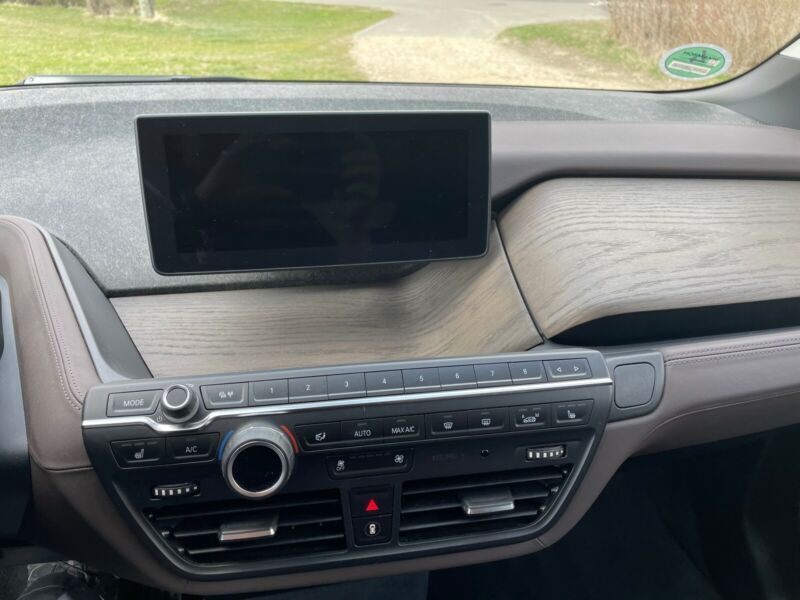 BMW i3 • 2020 • 30,980 km 11