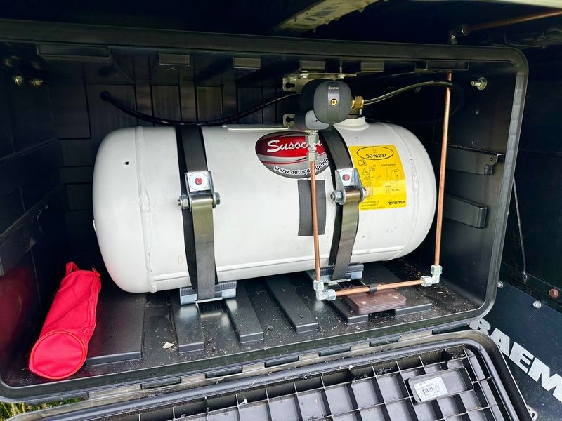 Mercedes-Benz 210 Van • 2017 • 195,000 km 10