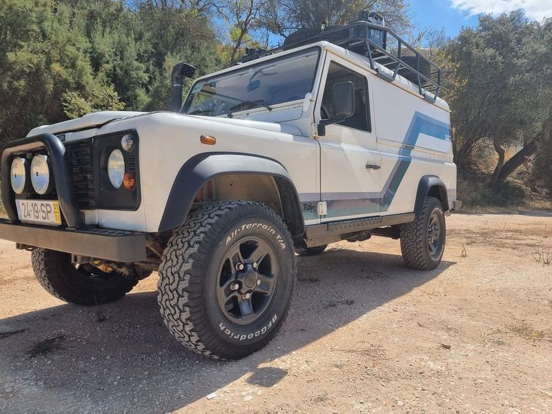 Land Rover Defender • 2001 • 213,000 km 1