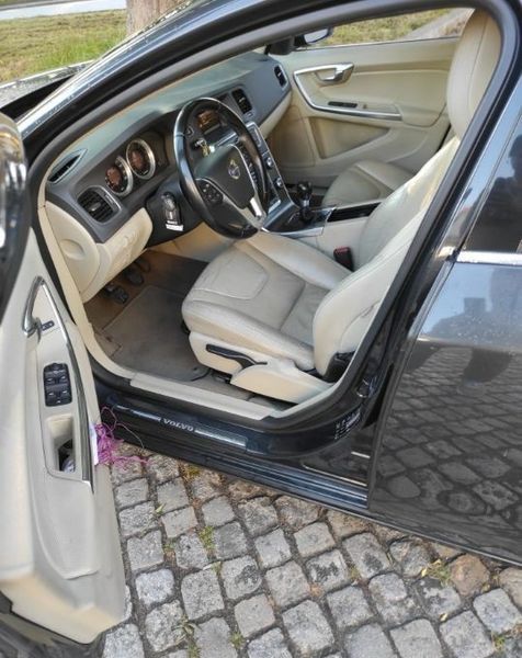 Volvo V60 • 2011 • 190,000 km 1