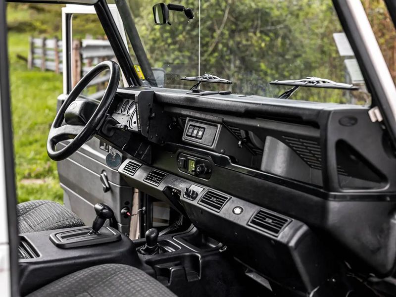 Land Rover Defender • 1998 • 122,600 km 6