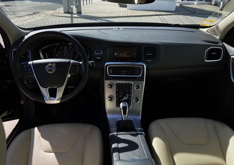 Volvo V60 • 2017 • 42,000 km 1