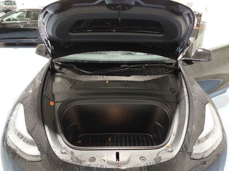 Tesla Model Y • 2022 • 10,784 km 2