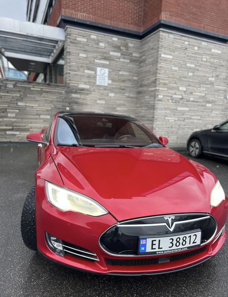 Tesla Model S • 2015 • 125,000 km 5