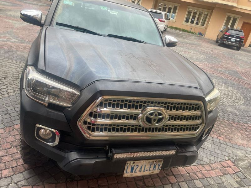 Toyota Tacoma • 2011 • 109,005 km 3