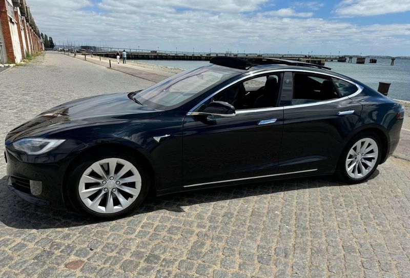 Tesla Model S • 2017 • 85,000 km 5