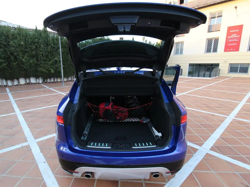 Jaguar F-Pace • 2017 • 99,000 km 17