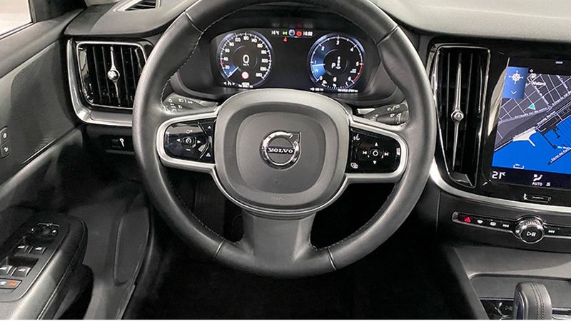 Volvo V60 • 2021 • 40,725 km 12