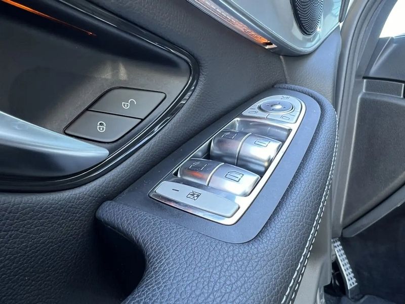 Mercedes-Benz GLC • 2019 • 55,000 km 4