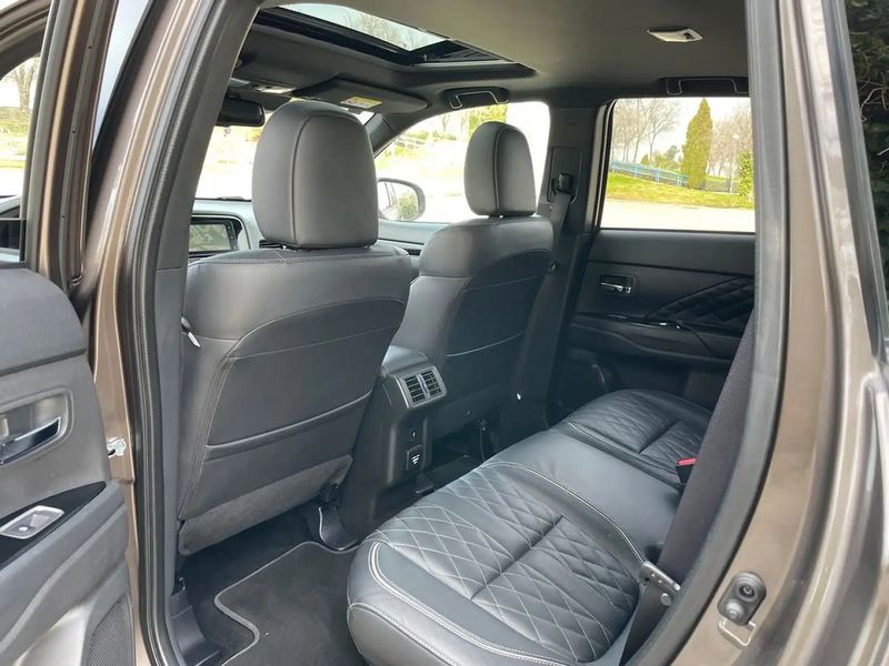 Mitsubishi Outlander • 2019 • 145,000 km 9