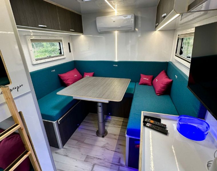 Mercedes-Benz 210 Van • 2017 • 195,000 km 2