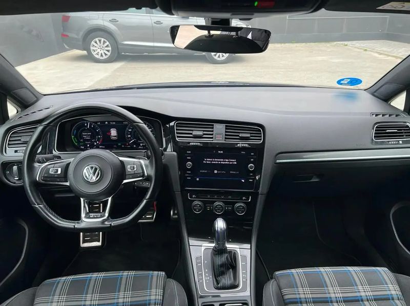 Volkswagen Golf • 2017 • 80,000 km 2