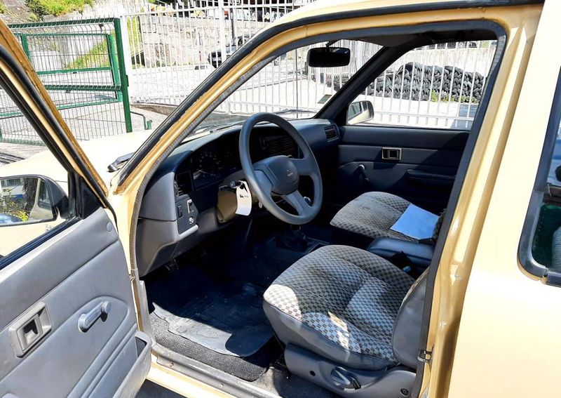Toyota Hilux • 1991 • 200,000 km 3