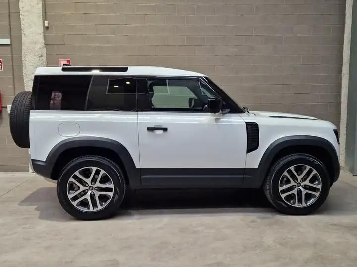 Land Rover Defender • 2021 • 29,900 km 3