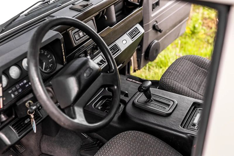 Land Rover Defender • 1998 • 122,600 km 15