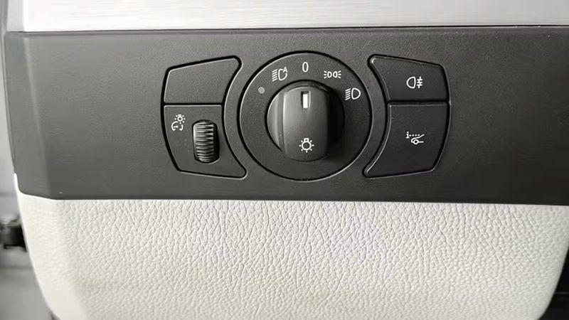 BMW M5 • 2005 • 128,313 km 11